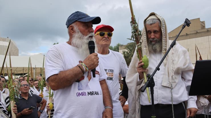 תפילה לשחרור החטופים בכיכר החטופים בתל אביב