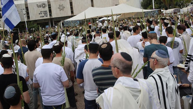 תפילה לשחרור החטופים בכיכר החטופים בתל אביב