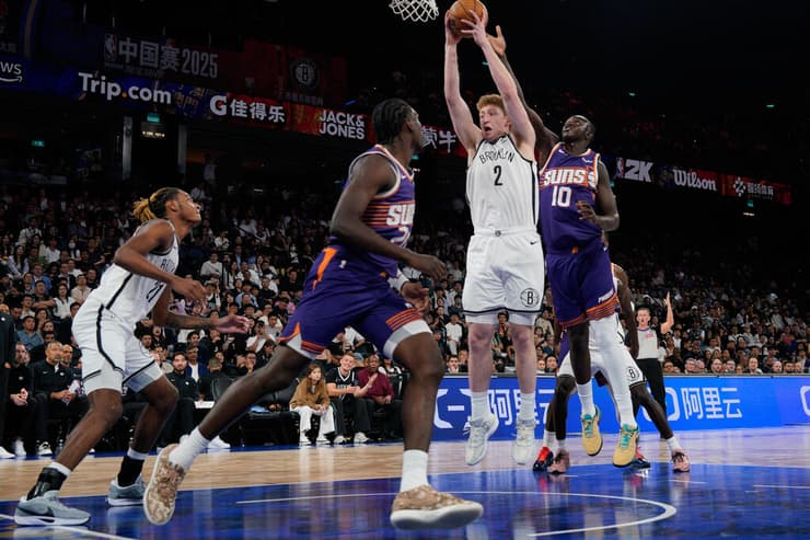 שחקן ברוקלין נטס דני וולף מול שחקן פיניקס סאנס קמאן מלואץ'