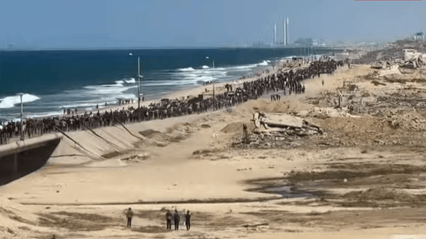 עזתים חוזרים לביתם בעיר עזה