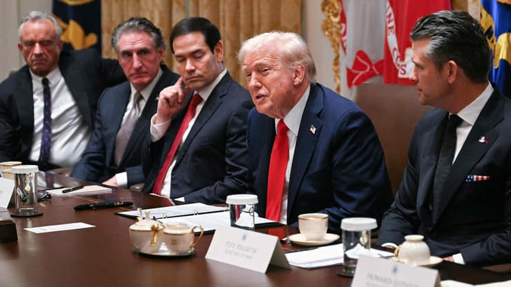 נשיא ארה"ב דונלד טראמפ ושר הבריאות רוברט פ. קנדי ג'וניור במהלך ישיבת קבינט בבית הלבן