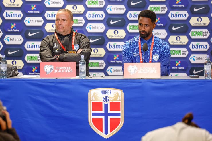 מאמן נבחרת ישראל רן בן שמעון עם אלי דסה