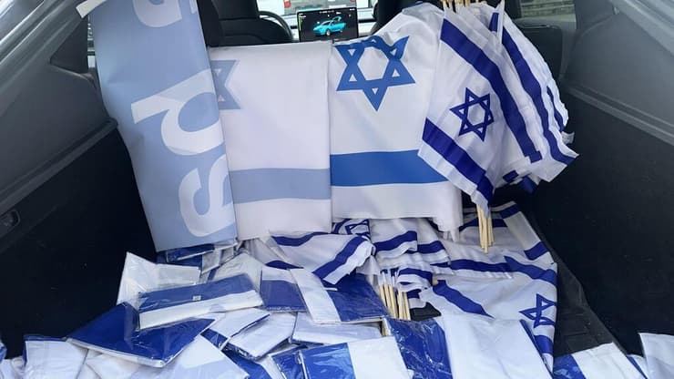 "יש לנו 80 דגלים" (צילום: פרטי) 80 דגלי ישראל שהכין מוקי אוחנה לקראת המשחק של הנבחרת נגד נורבגיה