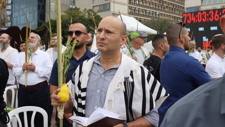 תפילה לשחרור החטופים בכיכר החטופים בתל אביב