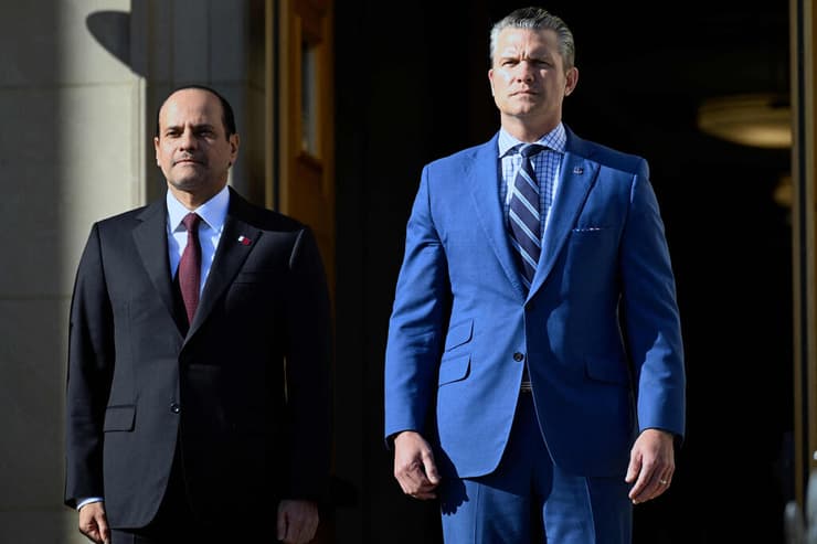 הגסת' בפנטגון עם שר ההגנה הקטארי (צילום: John McDonnell / GETTY IMAGES NORTH AMERICA / AFP) שר ההגנה של ארה"ב פיט הגסת' עם שר ההגנה של קטאר