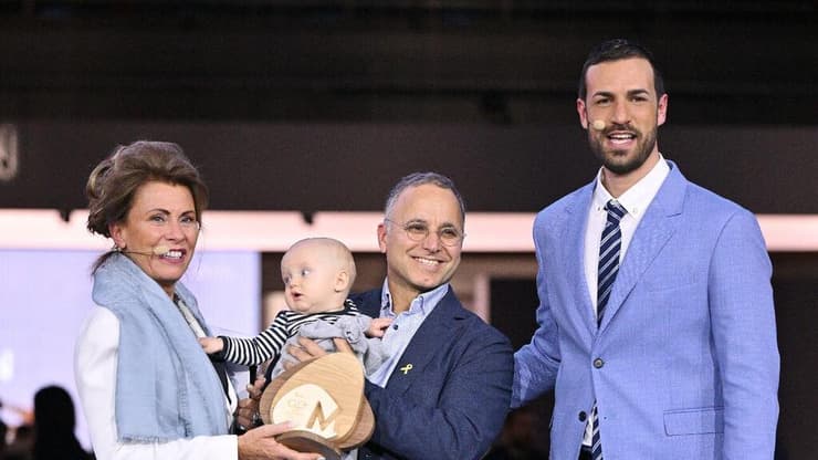 גייס את יהודי אוסלו. מוקי אוחנה (במרכז) מקבל פרס באיטליה (צילום: פרטי) מוקי אוחנה מקבל פרס באיטליה