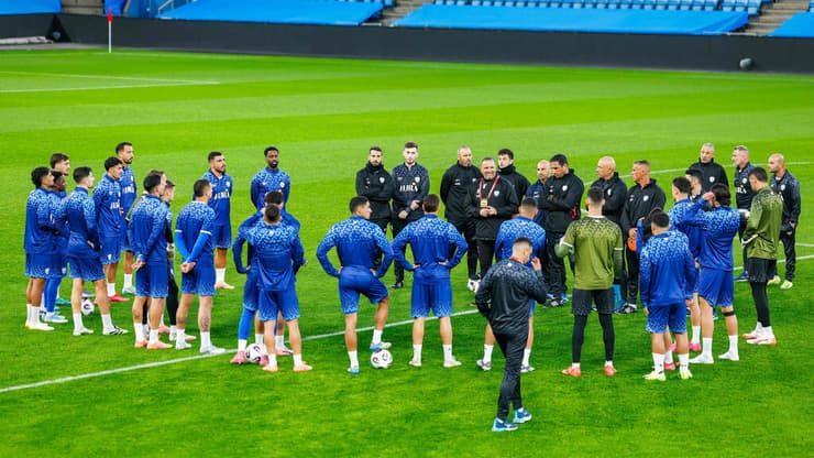 רן בן שמעון עם שחקני נבחרת ישראל (צילום: Jonas Been Henriksen / NTB / AFP) רן בן שמעון עם שחקני נבחרת ישראל