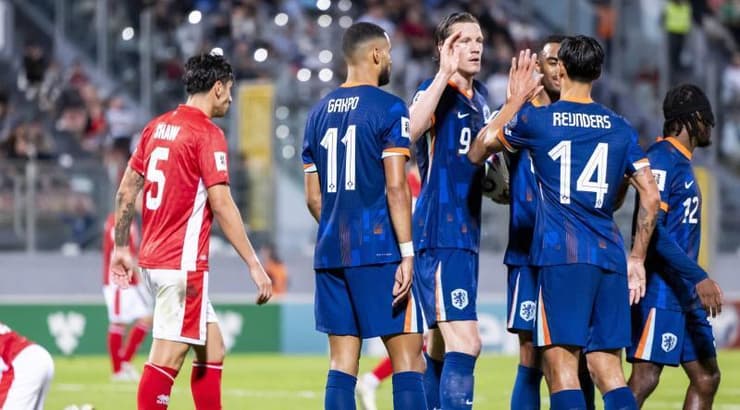 שחקני הולנד חוגגים כל הדרך לניצחון (IMAGO) שחקני הולנד חוגגים כל הדרך לניצחון