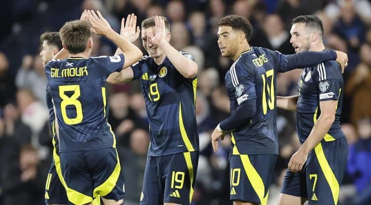 שחקני סקוטלנד חוגגים עם לואיס פרגוסון את המהפך (IMAGO) שחקני סקוטלנד חוגגים עם לואיס פרגוסון את המהפך