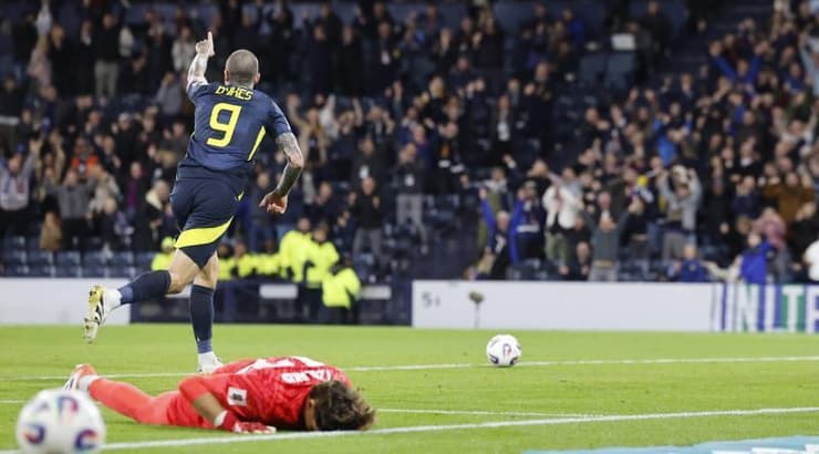 החטא ועונשו. לינדון דייקס חוגג מול קונסטנטינוס צולאקיס (IMAGO) החטא ועונשו. לינדון דייקס חוגג מול קונסטנטינוס צולאקיס