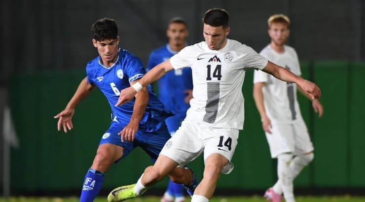 ניב יהושע מנסה לחלץ