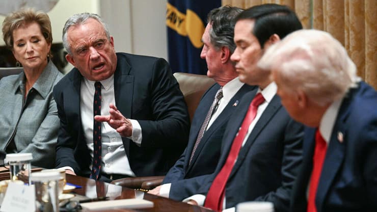 נשיא ארה"ב דונלד טראמפ ושר הבריאות רוברט פ. קנדי ג'וניור במהלך ישיבת קבינט בבית הלבן