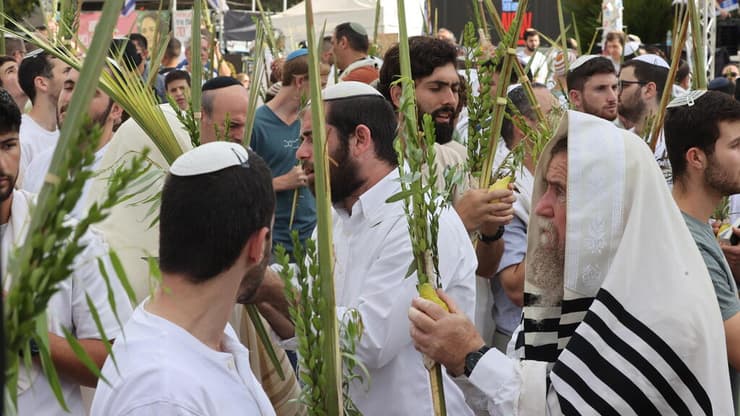 תפילה לשחרור החטופים בכיכר החטופים בתל אביב