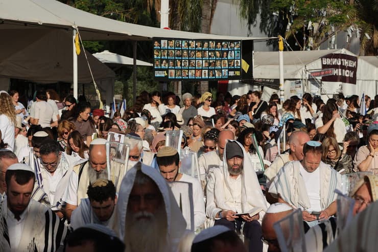 תפילת שחרית והלל בכיכר החטופים (צילום: יריב כץ) תפילה לשחרור החטופים בכיכר החטופים בתל אביב