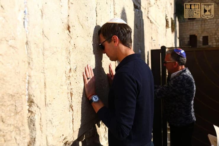 סטיב וויטקוף וג'ארד ואיוונקה קושנר נשאו תפילה בכותל המערבי להצלחת העסקה