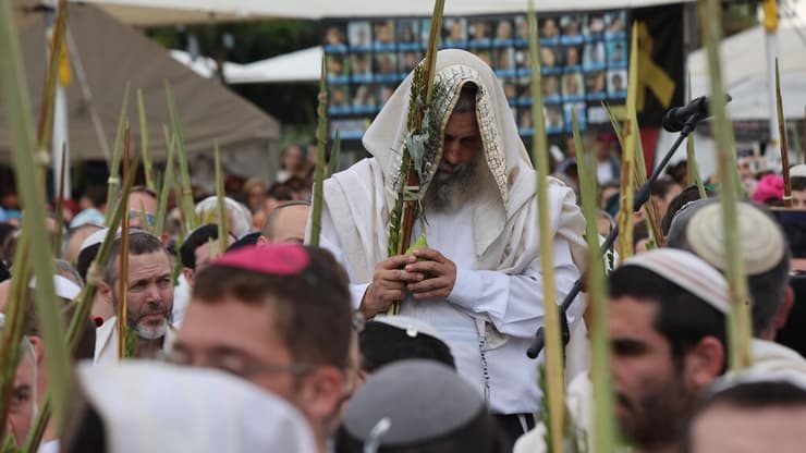 תפילה לשחרור החטופים בכיכר החטופים בתל אביב