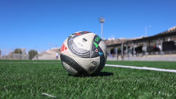 "שחקן אחד פונה לבית חולים" (צילום: עמרי שטיין) כדור כדורגל