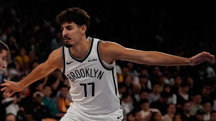 "הצדיק את הדקות שלו". בן שרף (AP Photo/Vernon Yuen) שחקן ברוקלין נטס בן שרף שומר על שחקן פיניקס סאנס קולין גילספי