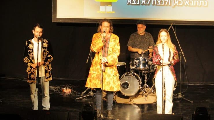 "הילדים האלה הם חלק מכולם". זיו רובינשטיין במופע "שירי כוורת לילדים" (צילום: אנה סגל) זיו רובינשטיין במופע "שירי כוורת לילדים"