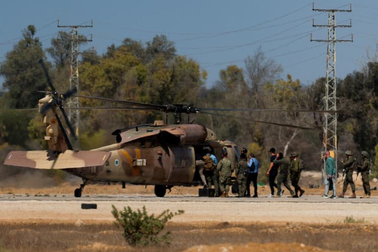 וויטקוף עולה על מסוק במחנה רעים, בדרך לעזה (צילום: REUTERS/Hannah McKay) נערכים לשחרור חטופים במחנה רעים