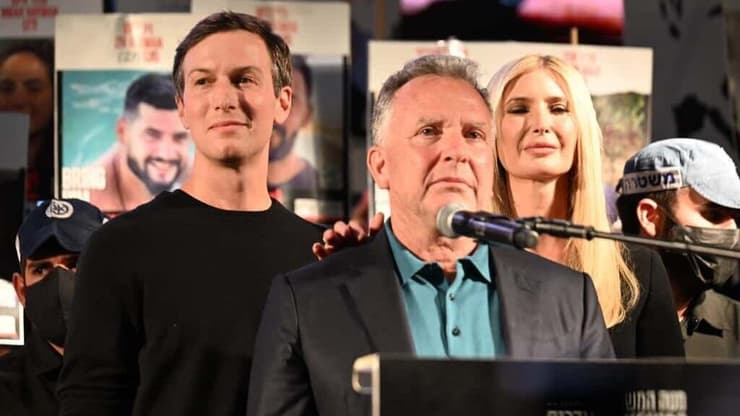  סטיב וויטקוף, ג'ארד קושנר, ואיוונקה טראמפ בעצרת בכיכר החטופים