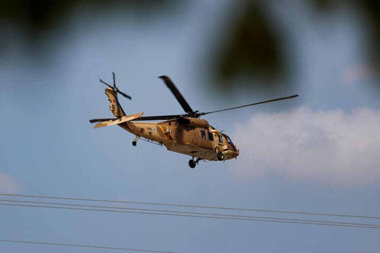 צילום: REUTERS/Hannah McKay נערכים לשחרור חטופים במחנה רעים