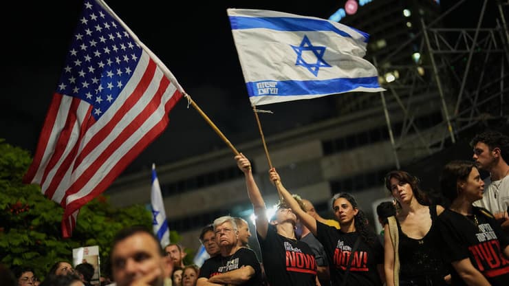 עצרת בכיכר החטופים (צילום: AP Photo/Francisco Seco) עצרת בכיכר החטופים