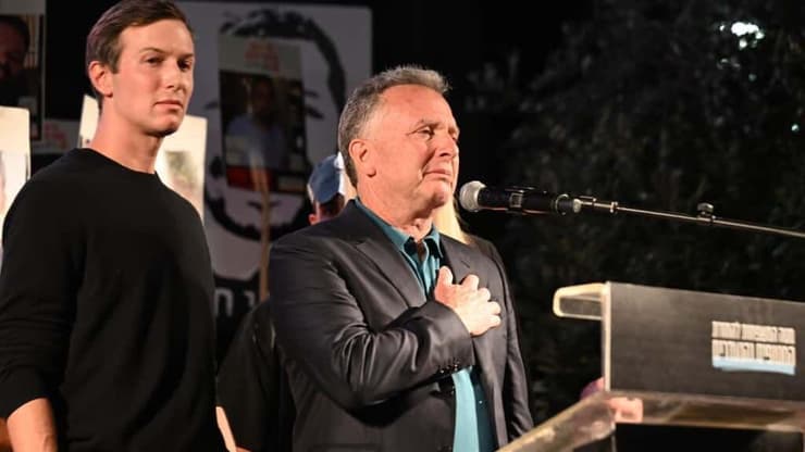  סטיב וויטקוף, ג'ארד קושנר, ואיוונקה טראמפ בעצרת בכיכר החטופים