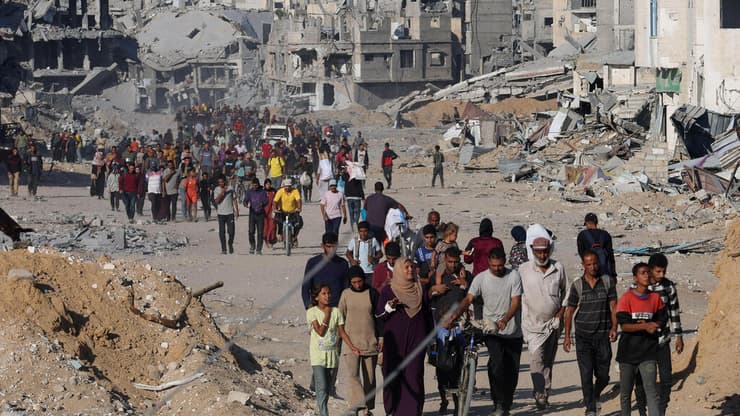 תושבי הרצועה שמעוניינים לעזוב יהיו חופשיים לעשות זאת (צילום: REUTERS/Ramadan Abed) עקורים פלסטינים חולפים על פני הריסות