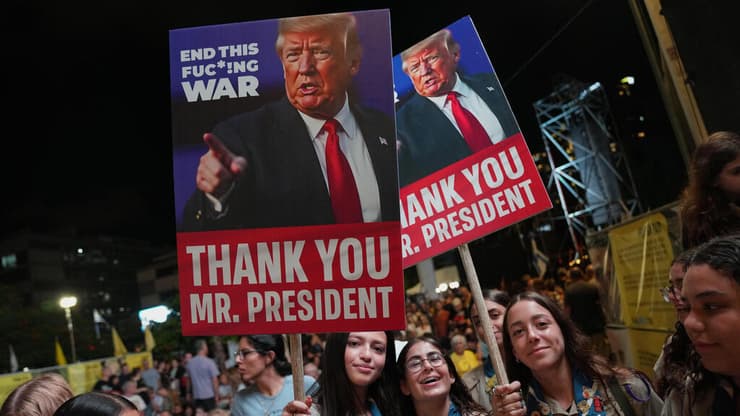 שלטי התודה לטראמפ בעצרת בכיכר החטופים (צילום: AP Photo/Francisco Seco) עצרת בכיכר החטופים