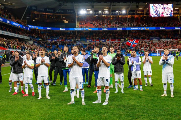 שחקני נבחרת ישראל מודים לקהל שהגיע