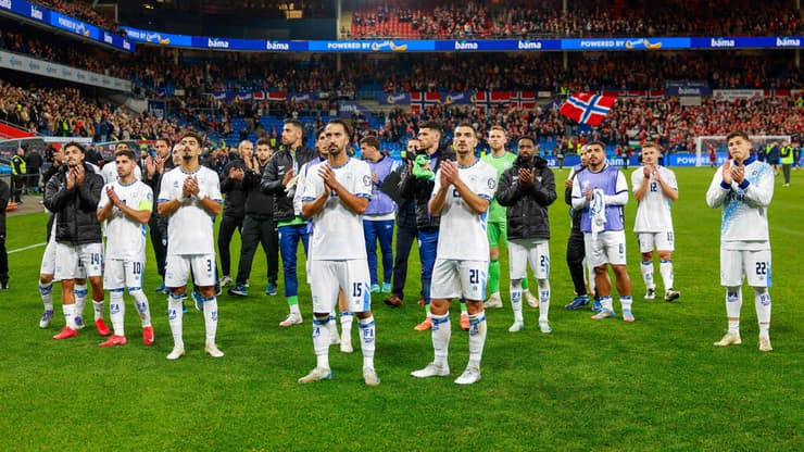 התבזות. שחקני נבחרת ישראל מודים לקהל שהגיע (צילום: Jonas Been Henriksen / NTB / AFP) שחקני נבחרת ישראל מודים לקהל שהגיע