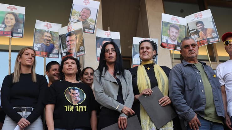 הצהרת משפחות חטופים בכיכר החטופים