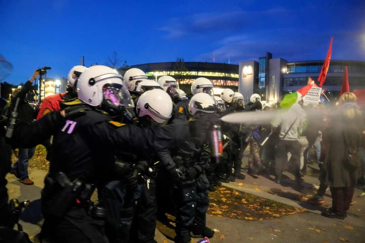שוטרים מרססים גז מדמיע (צילום: Javad Parsa/NTB via REUTERS ) שוטרים מרססים גז מדמיע