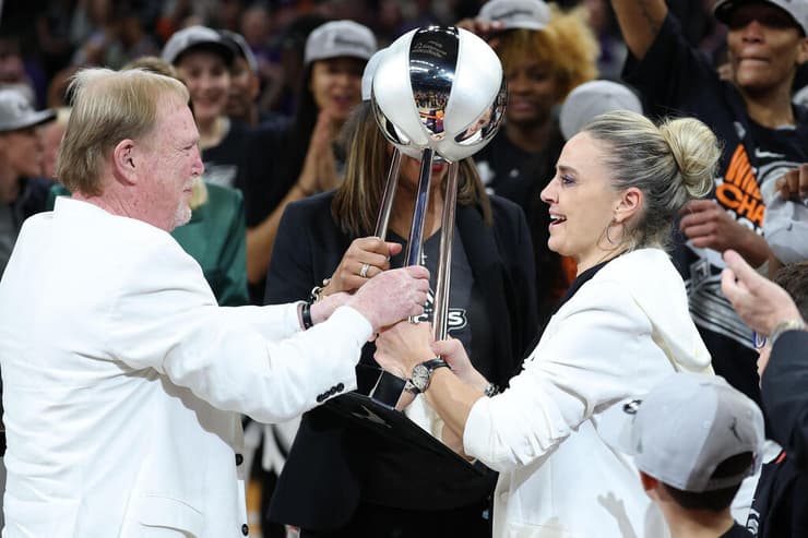 בקי האמון ובעלי לאס וגאס מארק דייויס עם התואר הנכסף