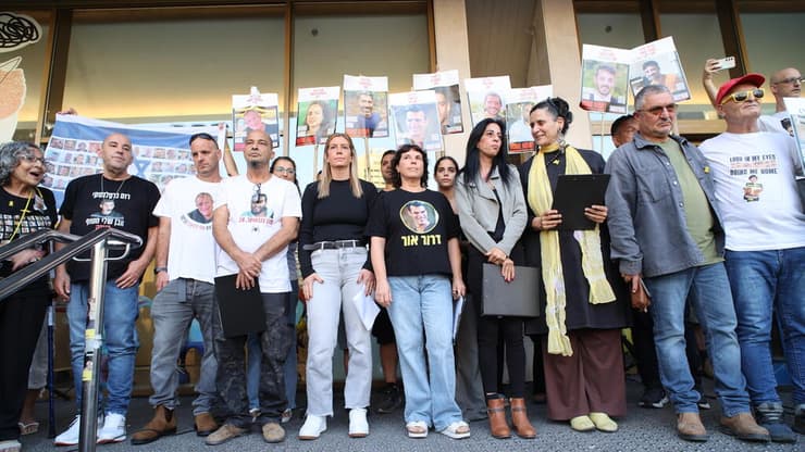 הצהרת משפחות חטופים בכיכר החטופים