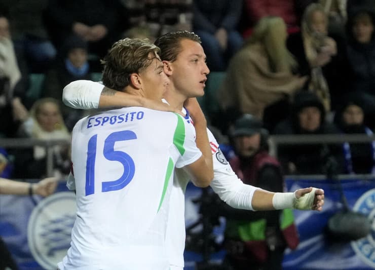 יפתח מול ישראל? אספוסיטו חוגג עם מתאו רטגי (צילום: REUTERS/Ints Kalnins) מתאו רטגי ופרנצ'סקו פיו אספוזיטו חוגגים