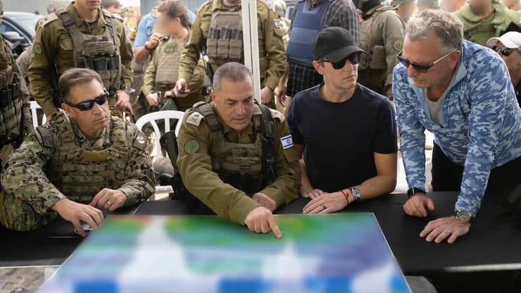 וויטקוף קושנר וזמיר (צילום: דובר צה"ל) הרמטכ״ל, רב-אלוף אייל זמיר בסיור ברצועת עזה ביחד עם השליחים האמריקנים סטיב וויטקוף וג'ראד קושנר