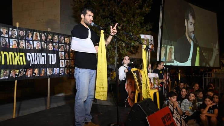 שגיא דקל-חן בכרמי גת (צילום: הרצל יוסף) שורד השבי שגיא דקל חן בעצרת בכרמי גת