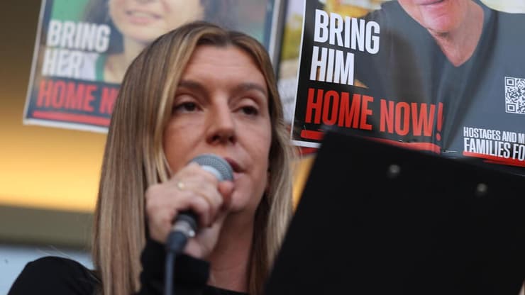 הצהרת משפחות חטופים בכיכר החטופים