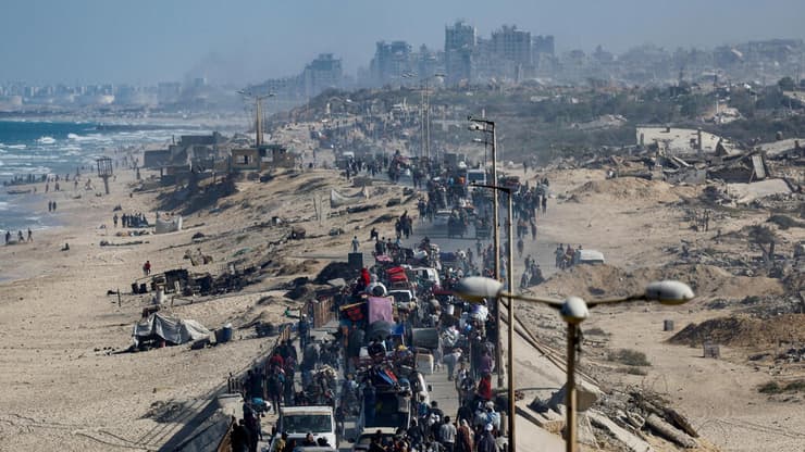 יותר מחצי מיליון חזרו. פלסטינים שבים לצפון הרצועה דרך ציר נצרים, היום (צילום: REUTERS/Ramadan Abed) עקורים פלסטינים בציר נצרים