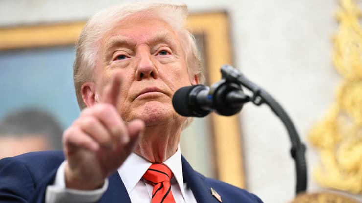 טראמפ. ימריא למצרים אחרי הביקור בישראל (צילום: SAUL LOEB / AFP) נשיא ארה"ב טראמפ 10 באוקטובר