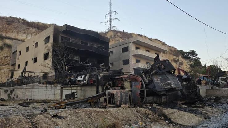 זירת התקיפה הדחפורים שנשרפו בסדרת התקיפות בדרום לבנון