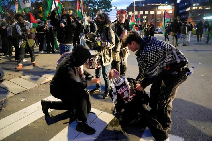 המחאה נגד ישראל מחוץ לאצטדיון אולבאל