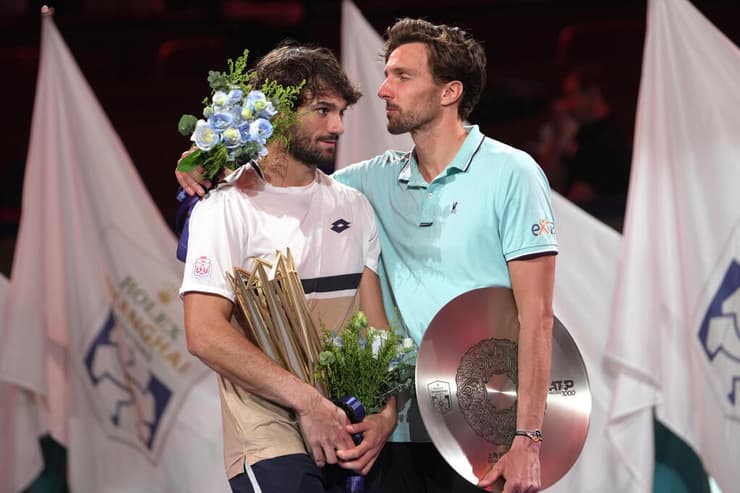 הלך בעקבותיו. ולנטין ואשרו ובן הדוד ארתור (צילום: Photo/Andy Wong) ארתור רינדרקנש ולנטין ואשרו