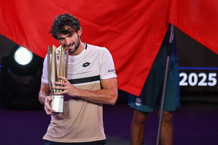 בא ממשפחה של טניס. ולנטין ואשורו (צילום: JADE GAO / AFP) ולנטין ואשורו