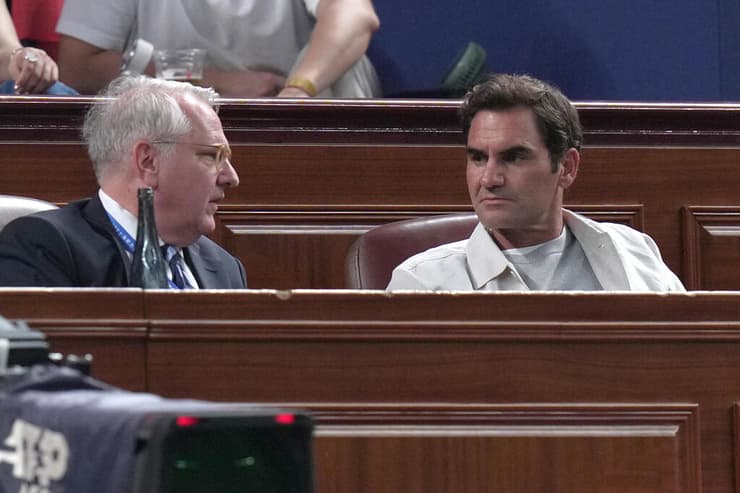 לעיני אורח הכבוד, פדרר (צילום: AP Photo/Andy Wong) רוג'ר פדרר בגמר טורניר שנחגאי