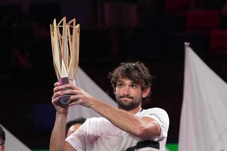 ואשרו עם הגביע (צילום: AP Photo/Andy Wong) ולנטין ואשרו