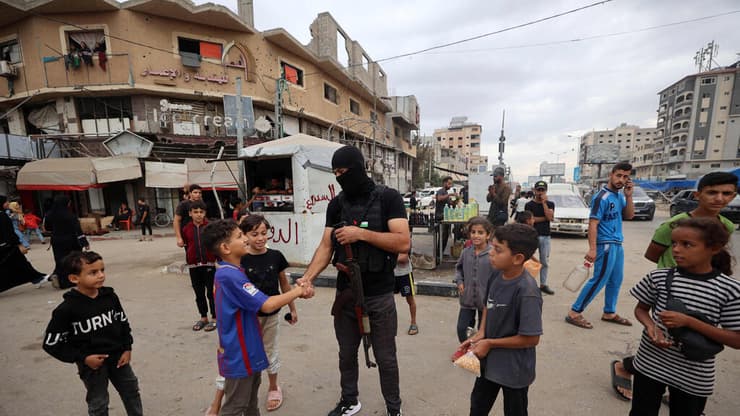 מחבל חמאס לוחץ ידיים לילדים בנוסייראת