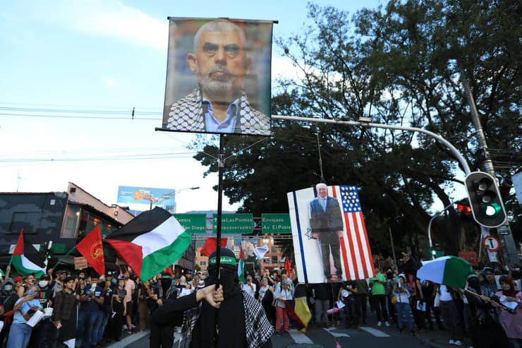 מפגין בעד חמאס עם תמונתו של יחיא סינוואר במדיין, קולומביה, בצעדה לציון שנתיים למתקפת 7 באוקטובר (צילום: Jaime Saldarriaga / AFP) מפגין בעד חמאס עם תמונתו של יחיא סינוואר במדיין, קולומביה, בצעדה לציון שנתיים למתקפת 7 באוקטובר